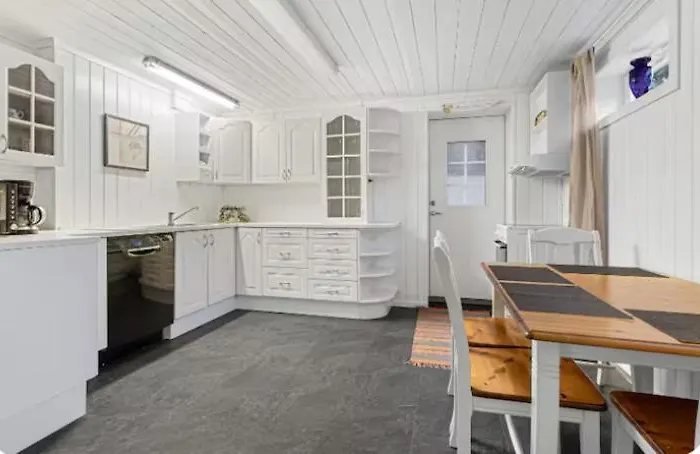 On The First Floor Of The House Apartment *